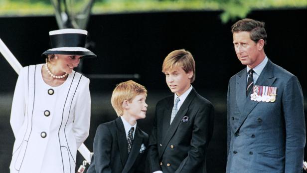 Harry und William mit ihrer verstorbenen Mutter Prinzessin Diana und Prinz Charles im Jahr 1995