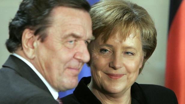 Merkel und Schröder bei der Amtsübergabe im November 2005.