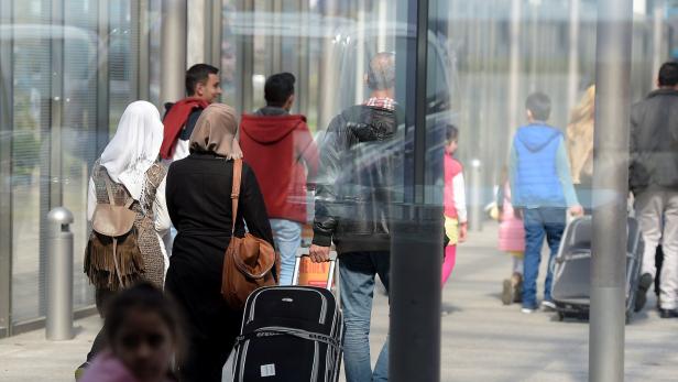 Syrische Flüchtlinge am Flughafen Hannover.
