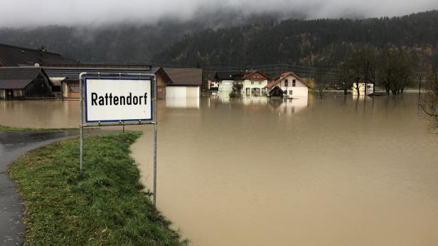 In Rattendorf im Gailtal (Kärnten) brach nach heftigen Regenfällen ein Damm.