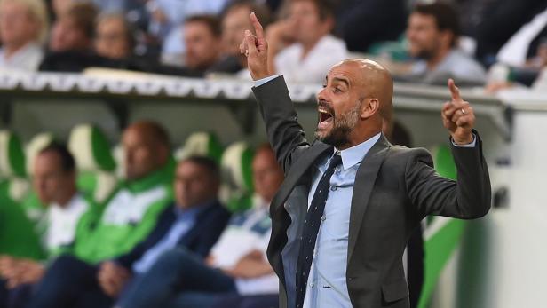 Pep Guardiola gestikuliert während eines Fußballspiels aufgeregt.