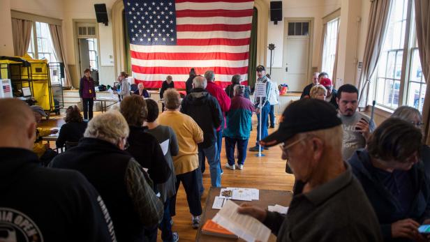 In diesem Wahllokal in einer Schule in Hillsboro, Virginia, stehen die US-Bürger in einer Schlange, um wählen zu können.