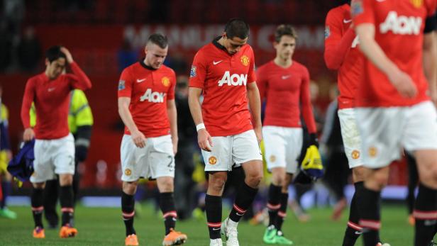BRITAIN SOCCER ENGLISH FA CUP Ein Bild sagt mehr als tausend Worte: Die United-Spieler schleichen mit hängenden Köpfen vom Feld.