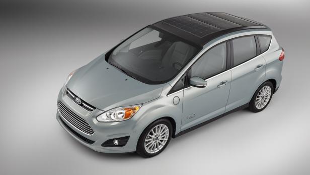 Ein grauer Ford C-Max mit Solardach von oben fotografiert.