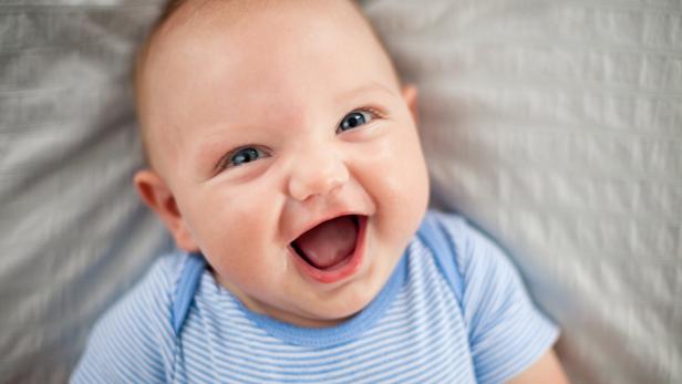 Für Eltern sind es besondere Momente, wenn sich nach den ersten Lebenswochen der Mund ihres Babys zu einem Lächeln verzieht.