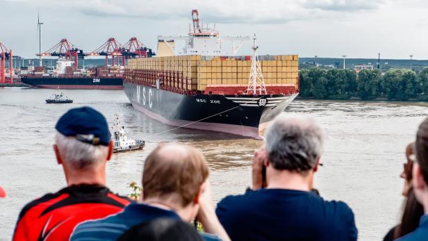 Das größte Containerschiff der Welt ist in Hamburg auf den Namen &quot;MSC Zoe&quot; getauft worden.
