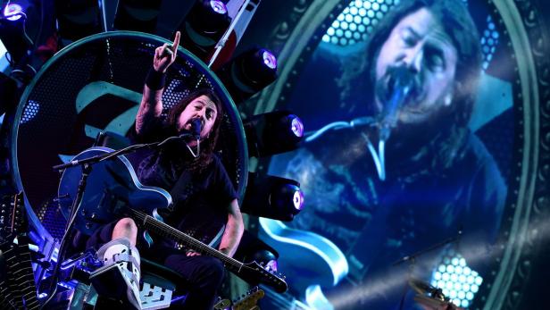 Foo-Fighters-Chef Dave Grohl, der nach seinem Bühnen-Sturz von Göteborg noch immer mit Gipsbein auftritt, hört auf seine Fans.