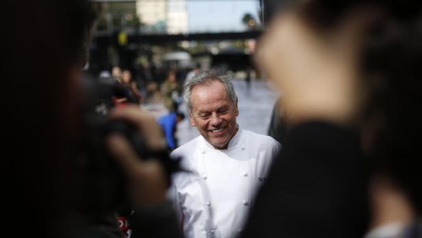 Celebrity chef Wolfgang Puck arrives for a preview of the food to be served at the Govenors Ball for the 85th Academy Awards in Hollywood, California, February 21, 2013. REUTERS/Lucas Jackson (UNITED STATES - Tags: ENTERTAINMENT FOOD)