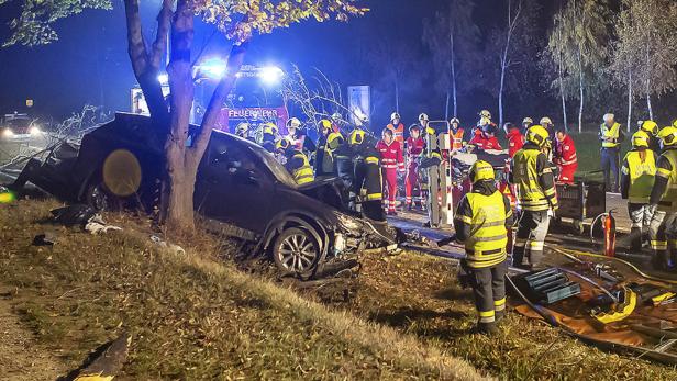 Bezirk Krems-Land: Autolenker prallte gegen Bäume