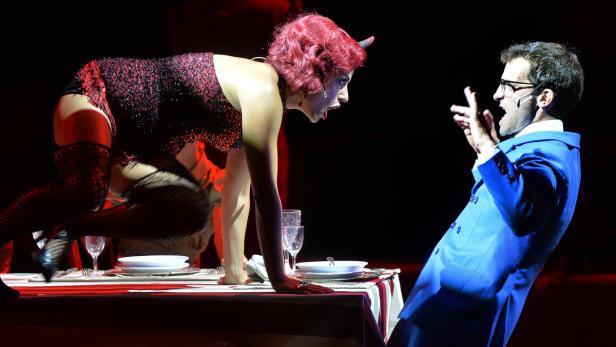 Claudia Kottal als &quot;Kitty Sahne&quot;, Thomas Wodianka als &quot;Antipholus von Ephesus&quot;
