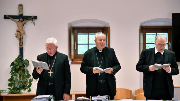 Treffen in Reichenau: Visitator Erzbischof Lackner, Kardinal Schönborn und Bischof Schwarz
