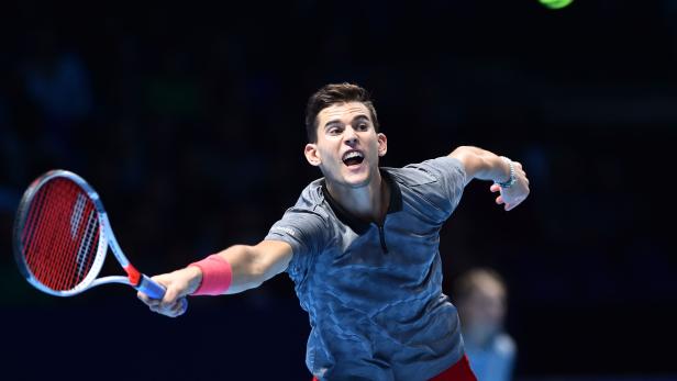 Dominic Thiem beim Aufschlag während eines Tennisspiels.