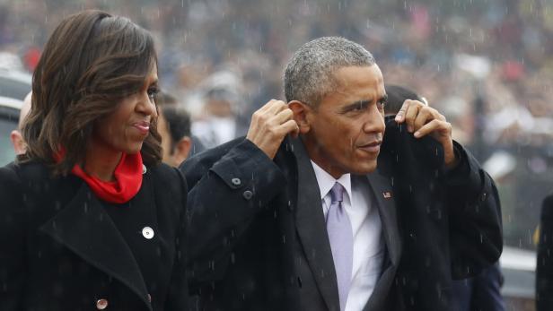 Barack Obama mit Michelle Obama im Regen bei Feierlichkeiten zum Tag der Republik in Indien im Jänner 2015.