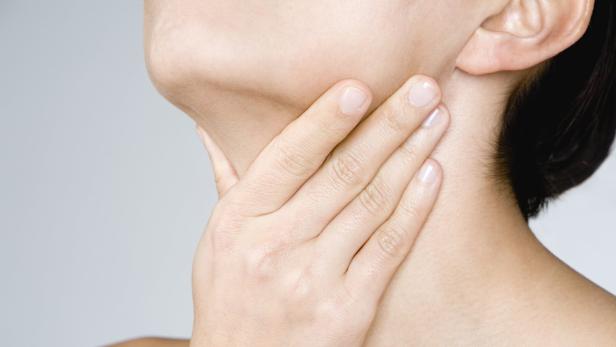 Neben Halssprays und Lutschpastillen können auch Hausmittel Linderung bei Halsweh verschaffen.
