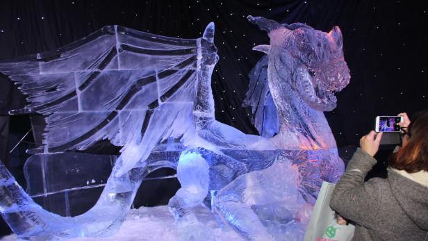 Frostiger Winter im  Eispalast am  Adventmarkt