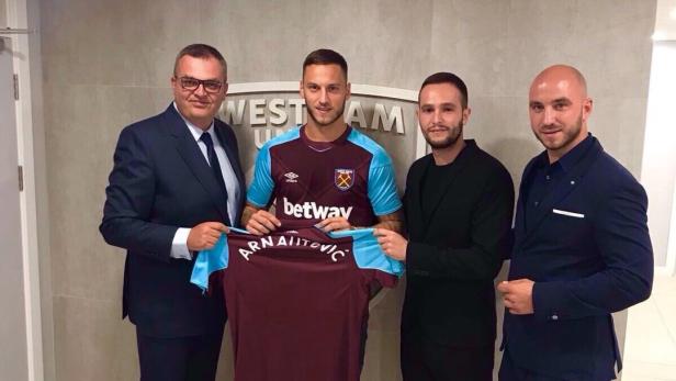 Danijel Arnautovic (ganz rechts) bei der Präsentation seines Bruders bei West Ham United im Jahr 2017