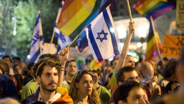 Mit der Regenbogenflagge demonstrierten hunderte Israeli ihre Solidarität mit Homosexuellen, die Opfer eines Ultra-Orthodoxen wurden.