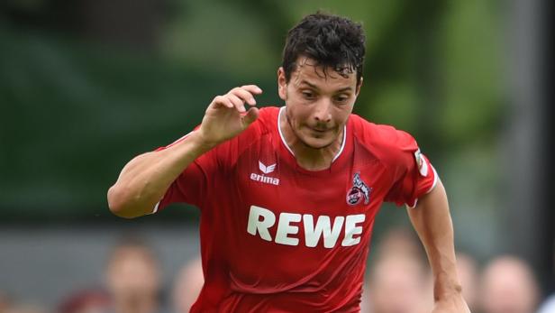 Ein Fußballspieler des 1. FC Köln in einem roten Trikot während eines Spiels.