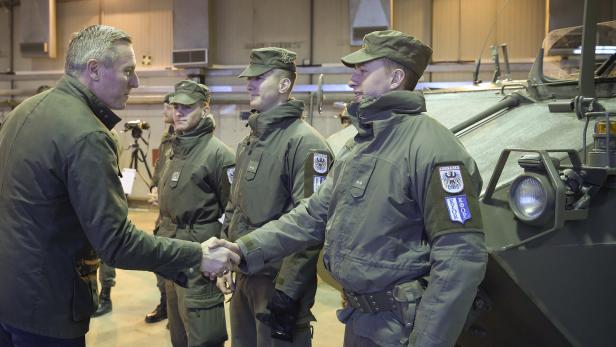 Verteidigungsminister Mario Kunasek (FPÖ) auf Truppenbesuch. Für ihn ist es unvorstellbar, dass österreichische Soldaten an einer europäischen Armee teilnehmen.