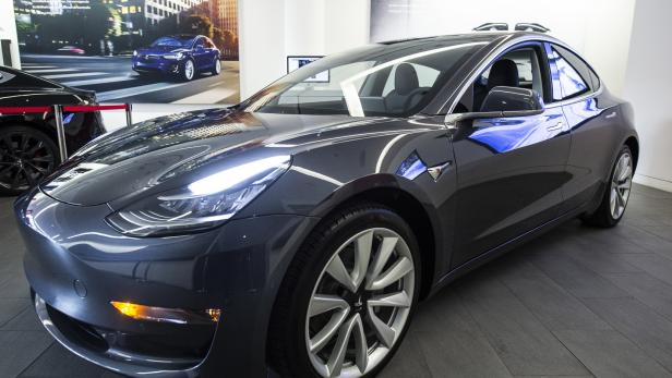 Tesla macht Model 3 mit europäischen Schnell-Ladesäulen kompatibel
