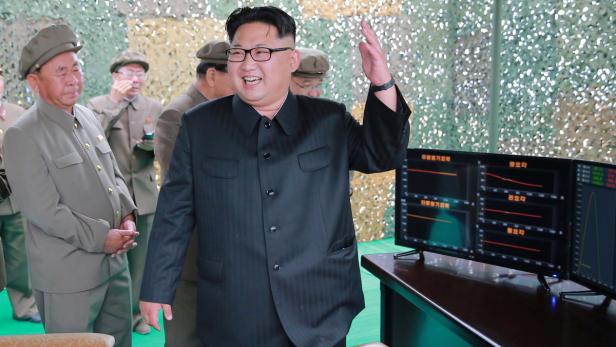 Nordkoreas Diktato Kim Jong-un jubelt über den Raketentest.