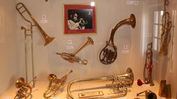 Zur Blasinstrumentensammlung zählen auch Jazztrompeten, wie jene der US-Amerikaner Louis Armstrong und Dizzy Gillespie