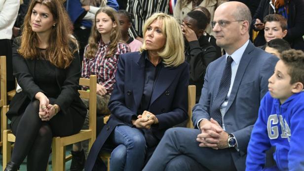 Brigitte Macron zeigt: So trägt man Jeans im Job