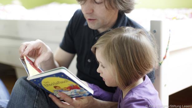 Vorlesen erleichtert Kindern das Lesenlernen - auch Väter sind dabei gefragt