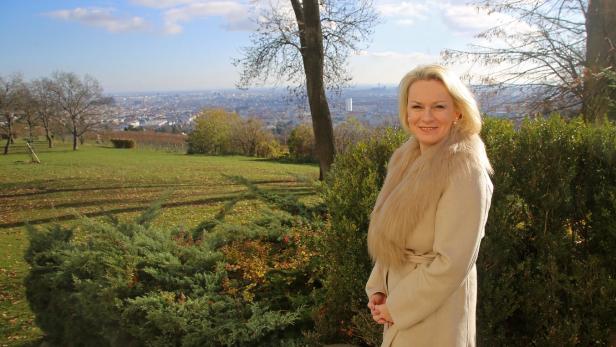ZIB2-Moderatorin Lou Lorenz-Dittlbacher trifft gerne auf der Wiese neben dem Schloss Wilhelminenberg Entscheidungen.