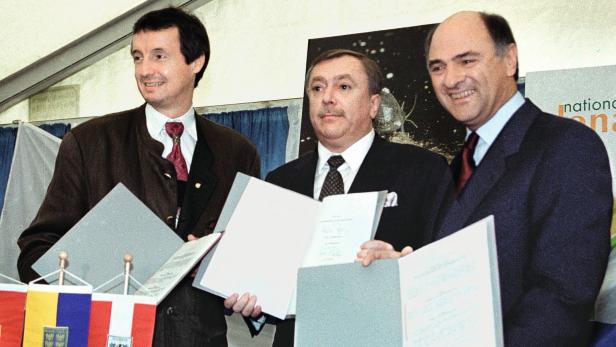 Umweltminister Martin Bartenstein, Wiens Stadtchef Michael Häupl sowie NÖs Landeshauptmann Erwin Pröll bei der Vertragsunterzeichnung 1996