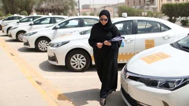 Saudi-Arabien: Frauen protestieren gegen schwarzes Überkleid