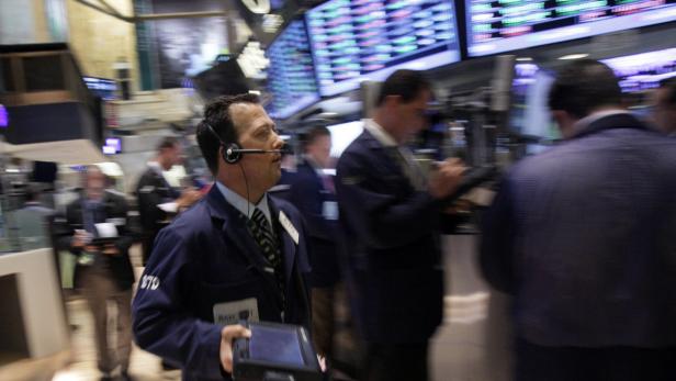 Händler arbeiten an der New Yorker Börse.
