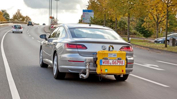 Ein Volkswagen Arteon fährt mit einem mobilen Testgerät während einem WLTP-Abgastest auf einer Straße.