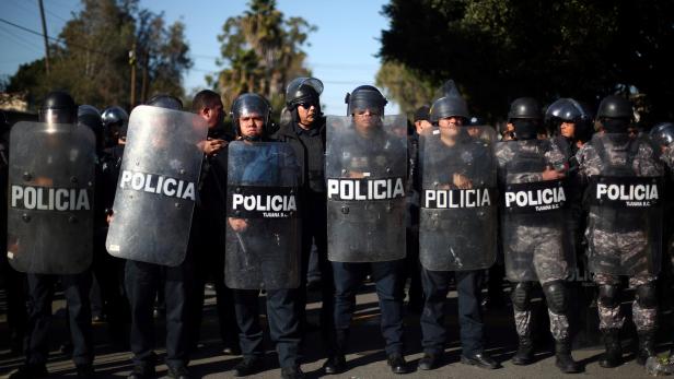 Polizeiaufgebot bei einer Demonstration gegen Migranten in Tijuana.