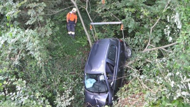 In der Steiermark stürzte eine Lenkerin mit ihrem Pkw über eine Böschung.