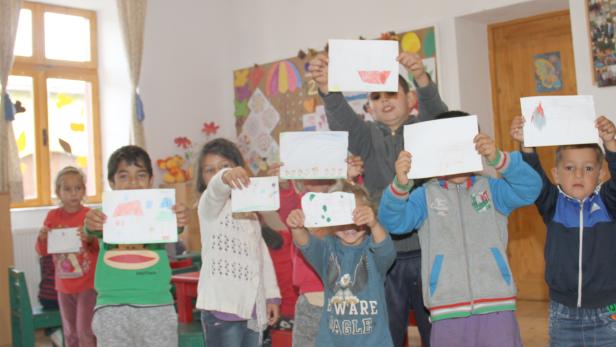 Stolz zeigen Kinder in Hosman in der Casa Paul dem KiKu, was sie eben gezeichnet haben.