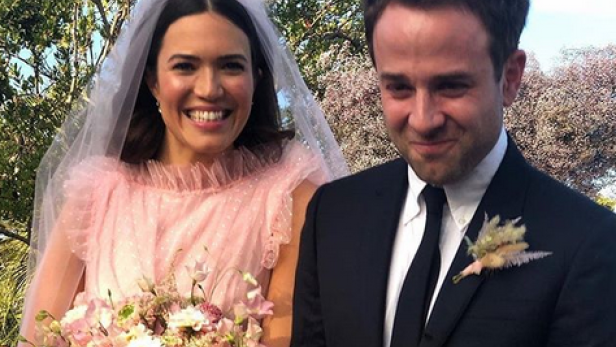 Traum in Rosa: "This Is Us"-Star Mandy Moore hat geheiratet