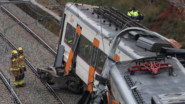 Zug entgleist bei Barcelona: Ein Toter und 44 Verletzte