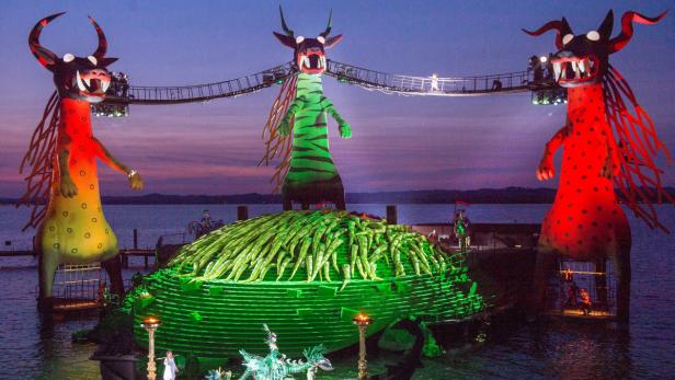 Die drei „Drachenhunde“ prägen auch 2014 David Pountneys Inszenierung von Mozarts „Zauberflöte“ bei den Bregenzer Festspielen.