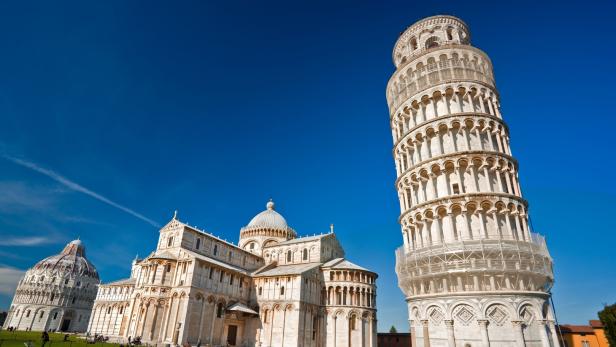 Der Schiefe Turm von Pisa ist das wohl bekannteste geneigte Gebäude der Welt.