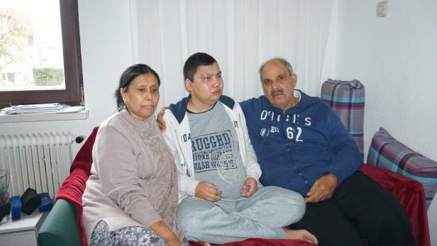 Afghanisches Ehepaar Farida und Ahmad Shah A. mit ihrem kranken und behinderten Sohn Raman