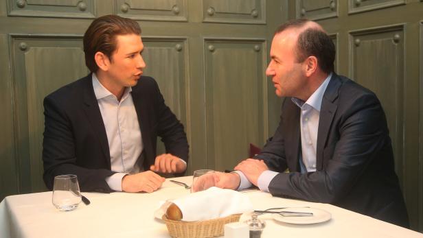 Sebastian Kurz und Manfred Weber beim Gespräch in einem Wiener Gasthaus
