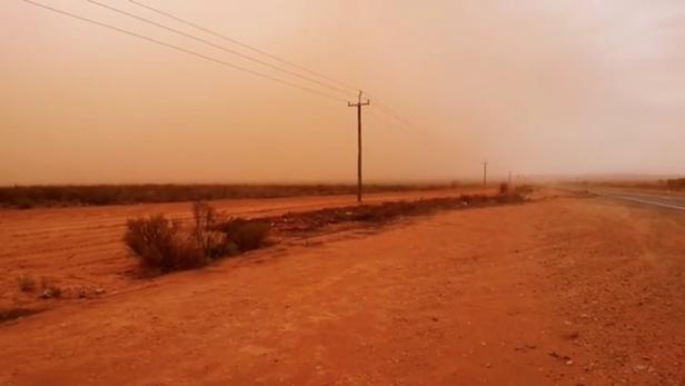 Ein riesiger Sandsturm verdüstert den Himmel über Australien