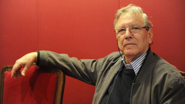 epa02444063 Israeli writer, novelist and journalist Amos Oz, who is also a professor of literature at Ben-Gurion University in Be&#039;er Sheva, poses for a photograph during a break of the &#039;lectio magistralis&#039; for 2,000 students at the Teatro Regio in Turin, Italy on 12 November 2010. EPA/TONINO DI MARCO