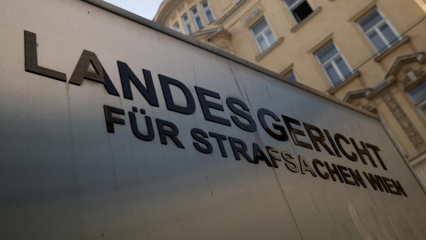 Schriftzug Landesgericht für Strafsachen auf dem Gebäude.