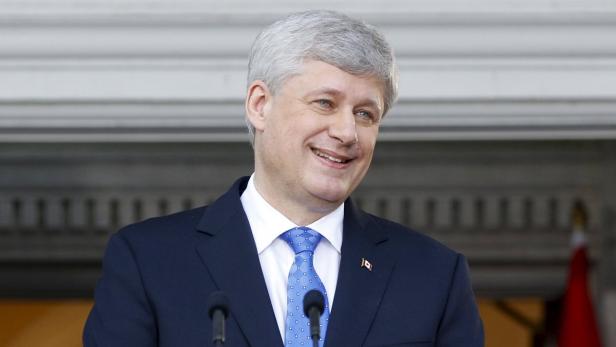Stephen Harper lächelt vor einer Veranstaltung.