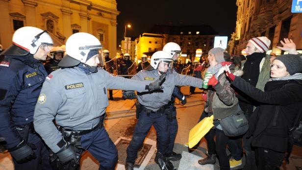 &quot;Heute zeigen wir den Burschis wem die Innenstadt gehört!&quot; - mit Slogans wie diesem sind Anfang Februar 2013 einige tausend Demonstranten gegen den Akademikerball der Wiener FPÖ in der Wiener Innenstadt aufmarschiert.