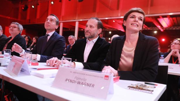 Hofübergabe am SPÖ-Parteitag in Wels am 24.11.2018: Kern neben Ehepaar Rendi-Wagner
