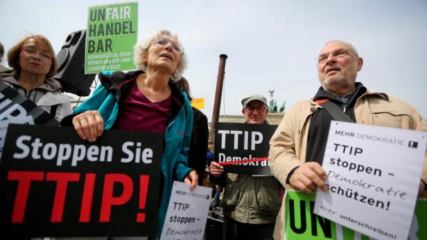 Uneinig war man sich punkto Auswirkungen auf das umstrittene Freihandelsabkommen mit den USA. Gegner sehen das EU-Parlament, das eher gegen TTIP war, gestärkt. Befürworter setzen jetzt auf einen Kommissionspräsidenten Jean-Claude Junker, dem ein Abschluss zugetraut wird.
