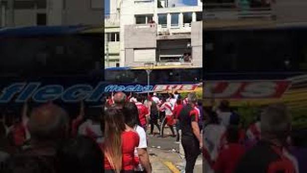 Skandal vor dem Superclasico: Boca-Bus demoliert
